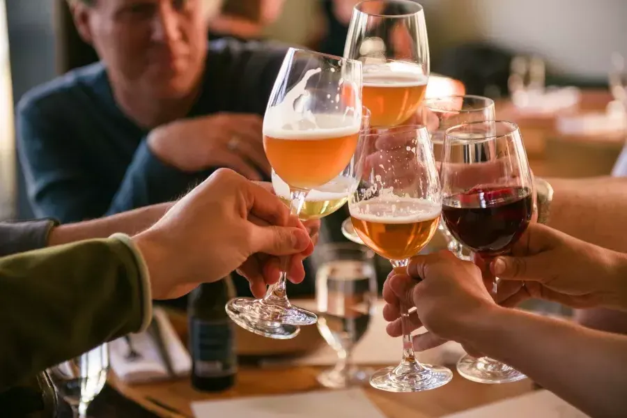 Un groupe de voyageurs partagent un verre dans un bar de San Francisco.