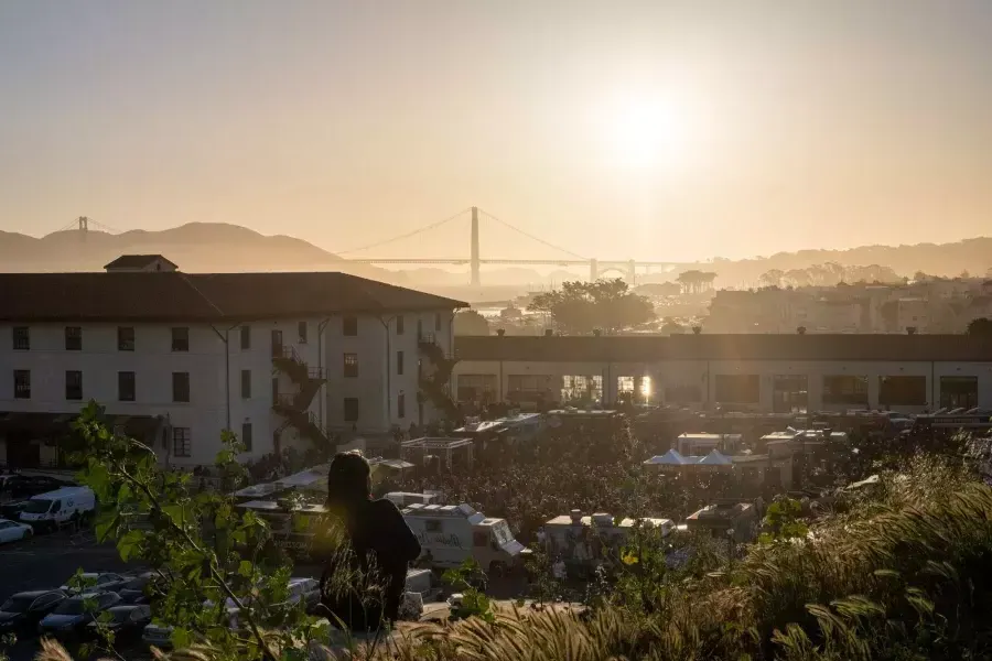 일몰 시 포트 메이슨(Fort Mason)과 金门大桥(Golden Gate Bridge)의 전망.