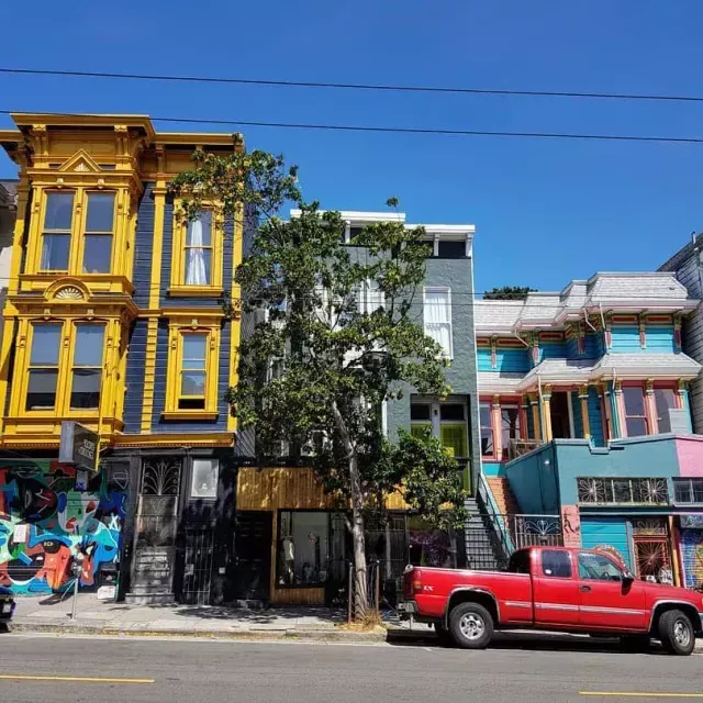 海特街五颜六色的建筑，沿街停着汽车. San Francisco, California.